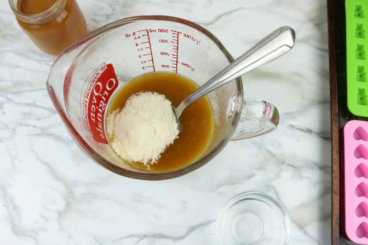 mixing gelatin in broth